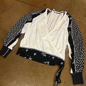 ❌❌SOLD❌❌🌻Free PeoplexFloral Wrap Top with Black & White Small